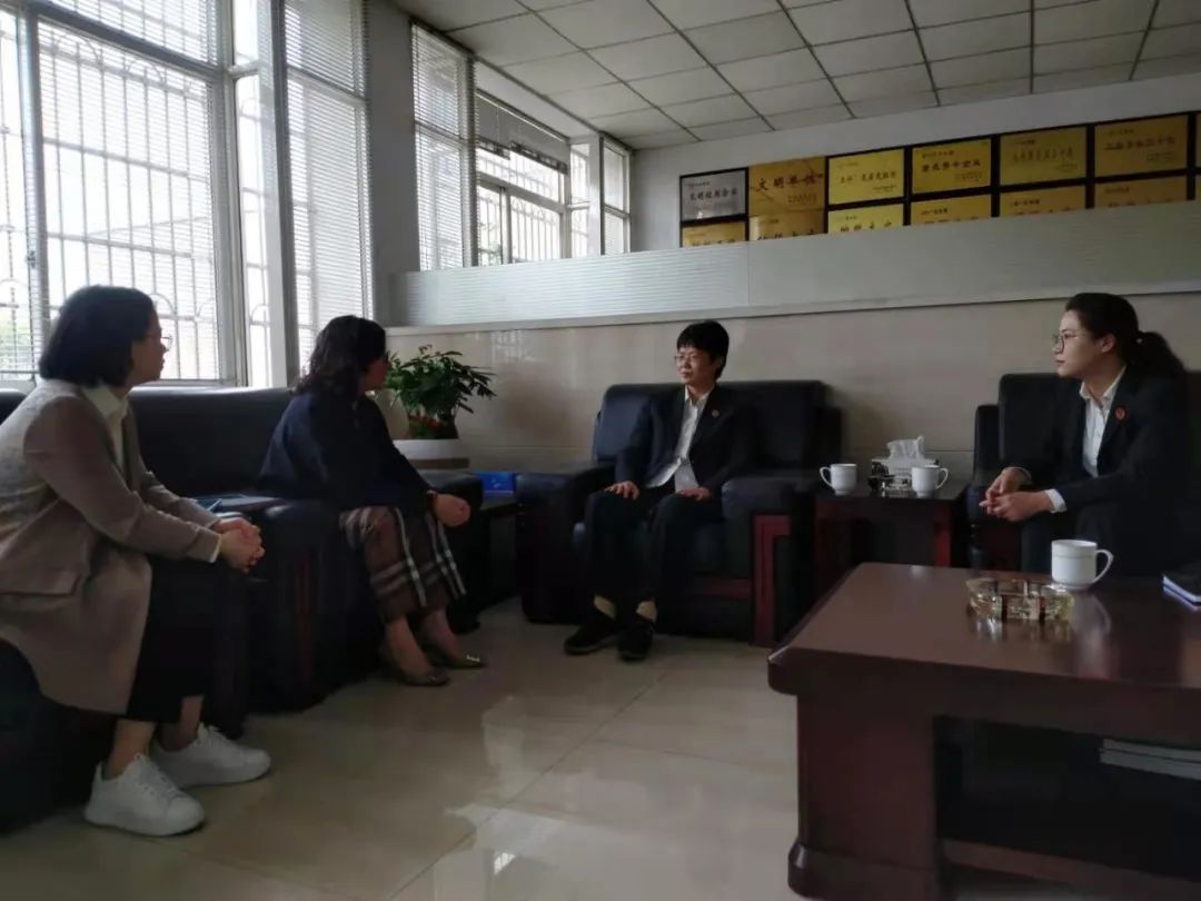 Pełnoetatowy sędzia Zheng Yuqing i prezes Du Hangli z Sądu Ludowego w Shengzhou przyszli do naszej firmy, aby kierować naszą pracą