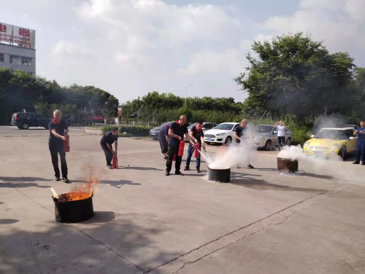 Ćwiczenia przeciwpożarowe w ramach serii działań „Eskorta bezpieczeństwa z okazji stulecia założenia partii” firmy Zhejiang Jufeng Co., Ltd.