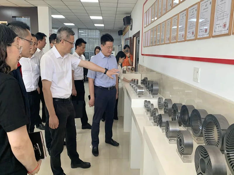 Sekretarz Xu Jianyi udał się do miasta Changle w celu świadczenia usług korporacyjnych oraz odwiedził Zhejiang Jufeng Co., Ltd. i inne przedsiębiorstwa