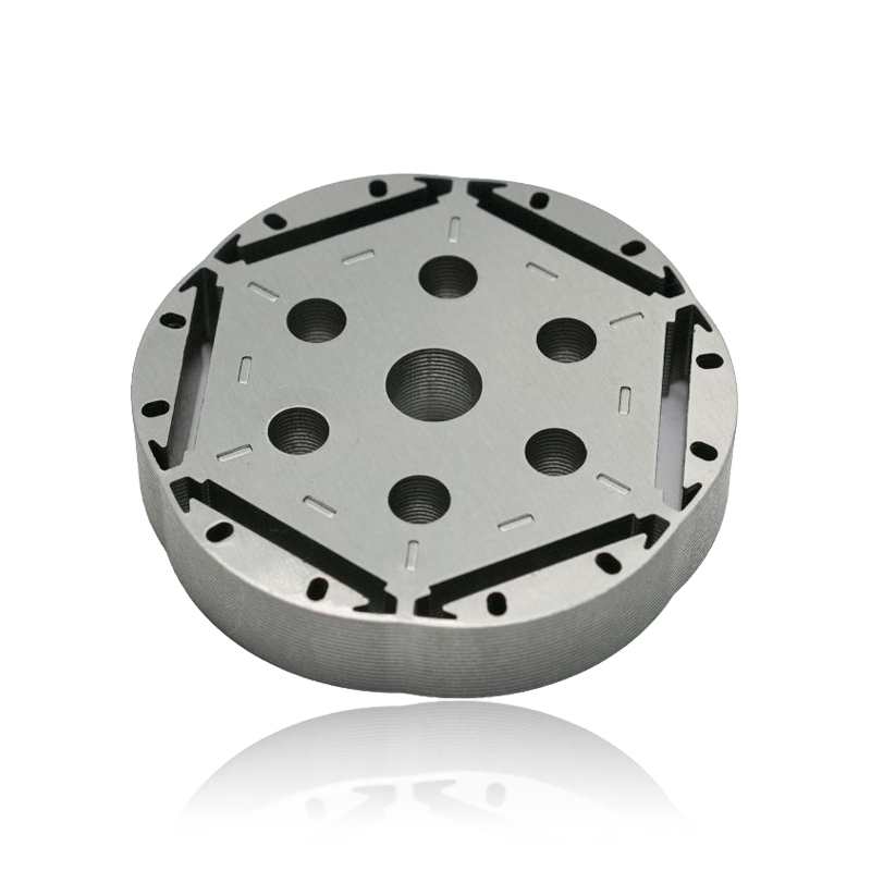 W jaki sposób konstrukcja rdzenia stojana silnika samochodowego wpływa na zakłócenia elektromagnetyczne emitowane przez silnik?