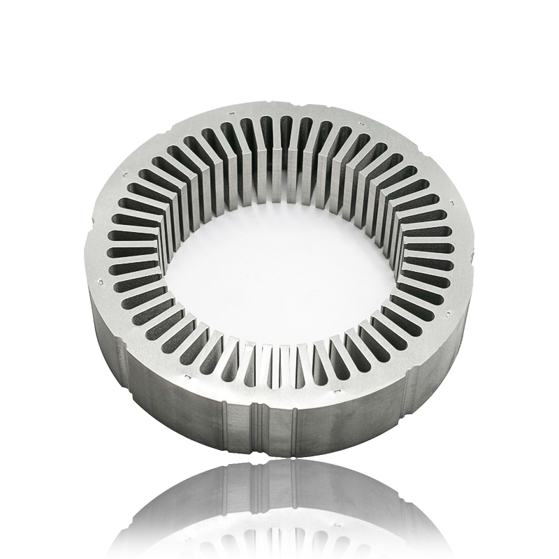 W jaki sposób geometria zębów i szczelin w stojanie silnika generatora i rdzeniu wirnika wpływa na rozkład strumienia magnetycznego i wyjściowy moment obrotowy?