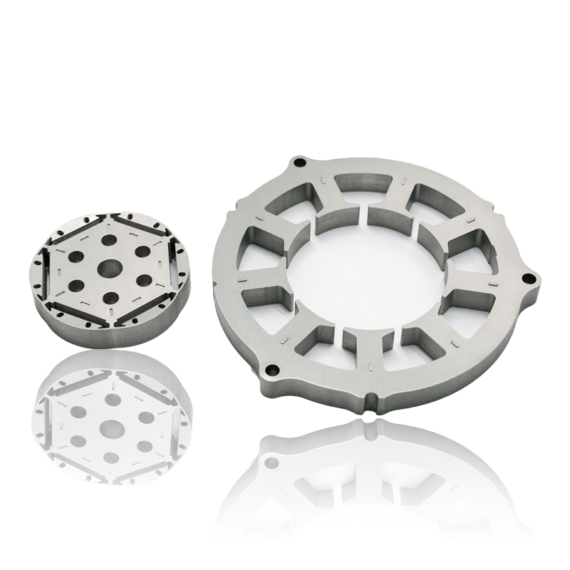 W jaki sposób grubość i współczynnik układania warstw warstw w rdzeniu stojana silnika wpływają na efektywność energetyczną, straty w postaci prądów wirowych i poziom hałasu podczas pracy?